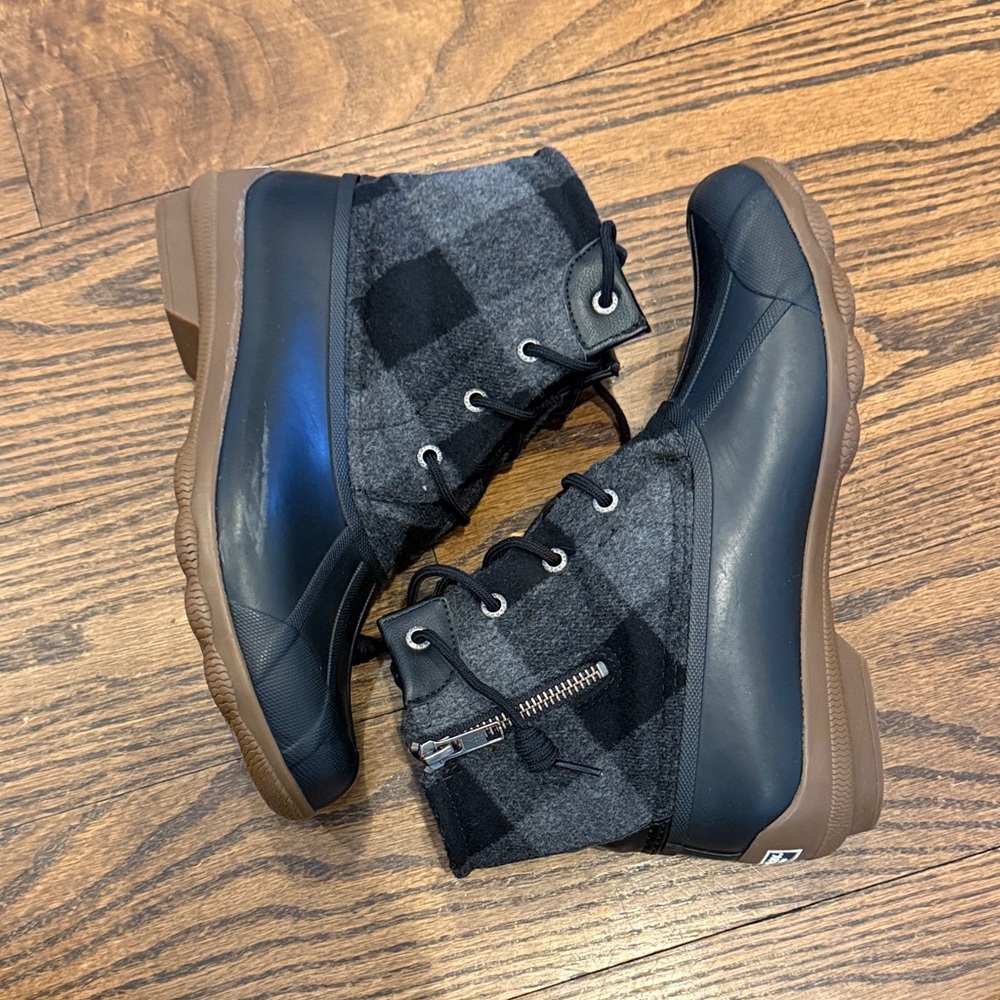 Sperry Woman’s  Black Lace-Up Duck Boots with plaid material. Size- 8